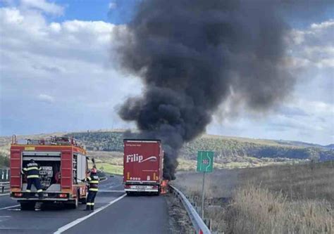 Foto Video Un Tir A Luat Foc N Mers Pe A Sebe Sibiu Traficul Este