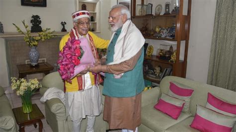 Pm Modi Meets Murli Manohar Joshi Wishes Him On His Th Birth