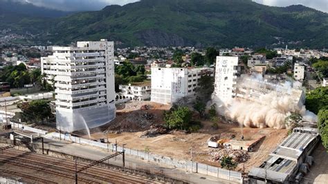 Prédios da Universidade Gama Filho são implodidos em Piedade Rio de