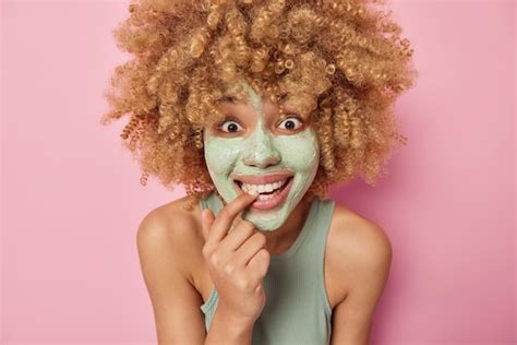 Retrato De Mulher Alegre Surpresa Mantém O Dedo Na Boca Tem Expressão