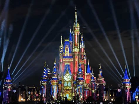 VIDEO Guests Fight In Front Of Cinderella Castle At Magic Kingdom