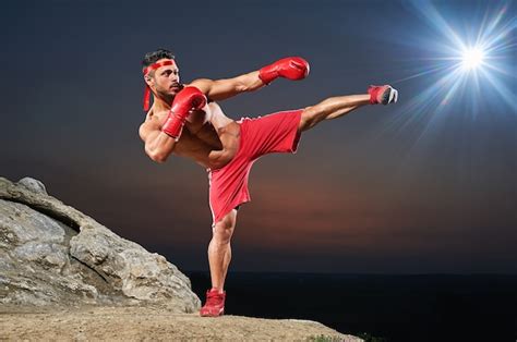 Boxeador Masculino Muscular Entrenando Al Aire Libre Foto Premium