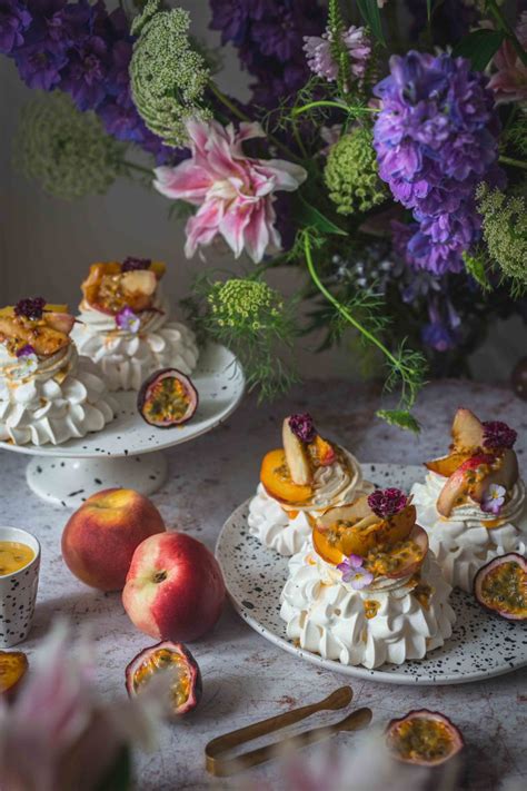 Sommer Pavlovas Mit Passionsfrucht Curd Gegrillten Pfirsichen La Crema