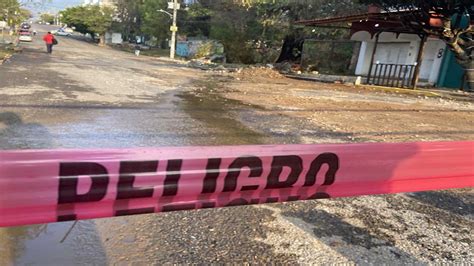 Cierran Calle Fuerza A Rea Por Ca Da De Barda En La Ciudad De Oaxaca