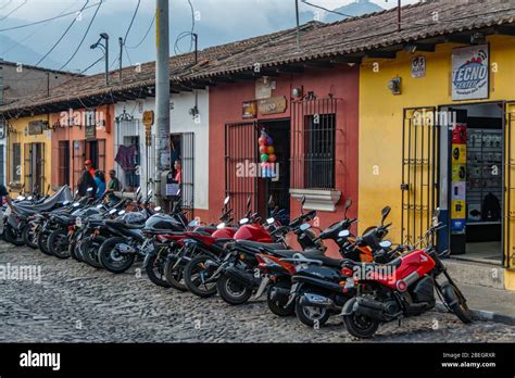 Escena T Pica De La Calle En Antigua Guatemala Fotograf A De Stock Alamy