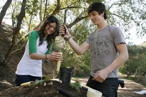 Selena Gomez And David Henrie Helping And Volunteering For Disney S