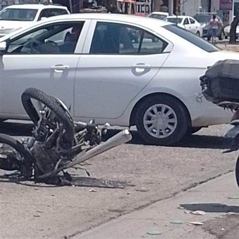 León Conductor atropella a motociclista intenta huir y choca a otros