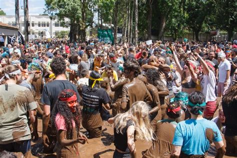 Aprovados No Vestibular Da Ufpr Fazem A Festa No Tradicional Banho De