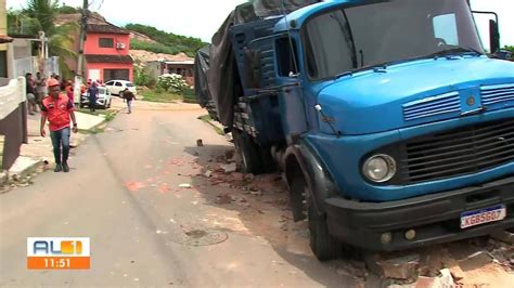 Caminhão desgovernado desce ladeira e atinge casas em Guaxuma Maceió