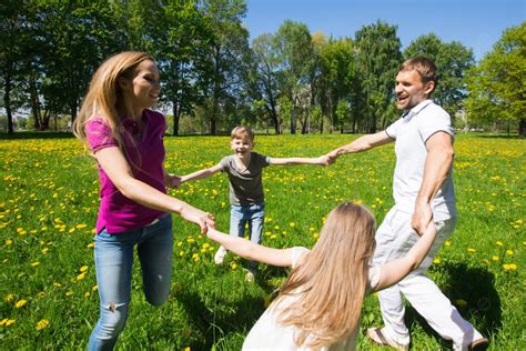 Fondo Familia Bailando En El Parque Familia Feliz De Padres E Hijos