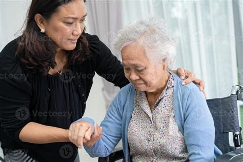 Cuidador Ayuda Y Cuida A Una Anciana Asi Tica O Anciana Paciente