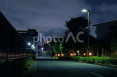 防犯のイメージ 暗い夜の道路と外灯と町並 No 24467120｜写真素材なら「写真ac」無料（フリー）ダウンロードok