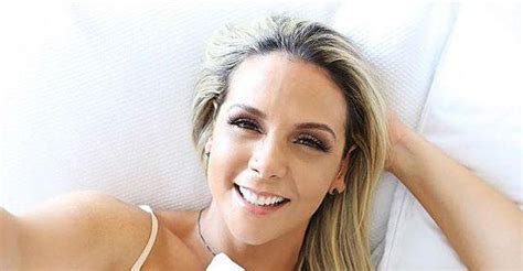 Aos 41 anos Carla Perez exibe o corpão ao surgir de biquíni