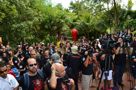 Revista Stile XPIRADO a mega atração do Hot Park