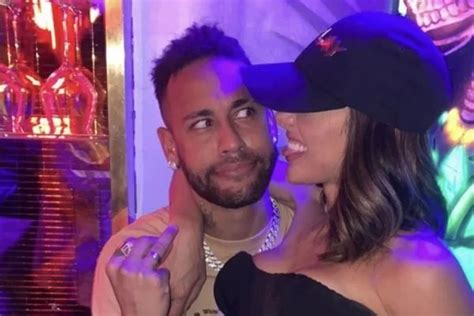 Neymar Passa R Veillon Bruna Biancardi E Par As Em Paris