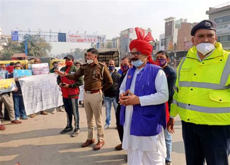 सड़क सुरक्षा सप्ताह के अंतर्गत फरीदाबाद ट्रैफिक पुलिस नागरिकों को