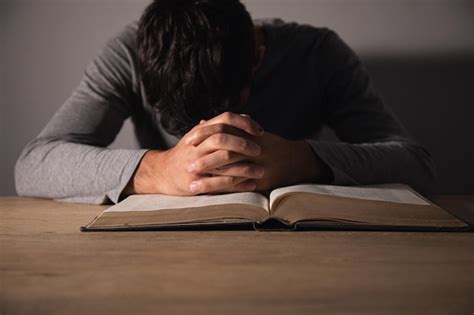 Un Hombre Leyendo La Sagrada Biblia Foto Premium