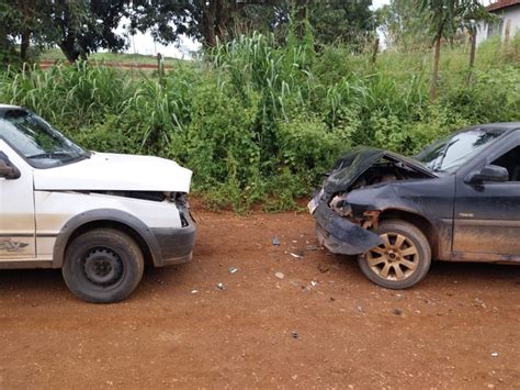 Condutor Se Distrai Pessoa Colhendo Jaca E Causa Acidente Na MGC