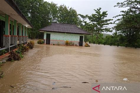 Sdn Gunungsentul Di Sukabumi Terendam Banjir Akibat Meluapnya Sungai