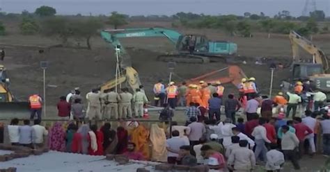 2 Year Old Girl Falls Into 300 Foot Deep Borewell In Madhya Pradesh