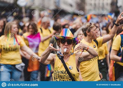 Gente Con Banderas Y Carteles Celebrando El Desfile Del Orgullo Londres