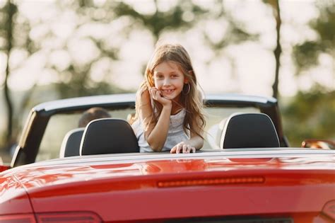 Fam Lia Feliz Viaja De Carro Nas Montanhas Pessoas Se Divertindo No