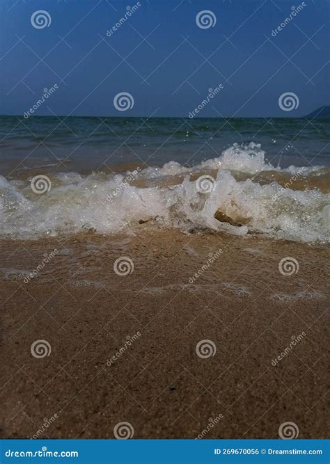 As Ondas Se Espalham Maravilhosamente Na Costa Arenosa Do Mar Espuma