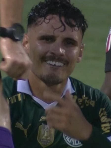 Raphael Veiga recebe empurrão e quebra o dente em jogo do Palmeiras