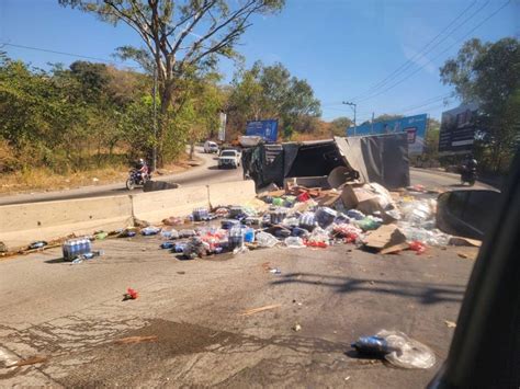 Cami N Lleno De Bebidas Volc En La Carretera Al Puerto De La Libertad