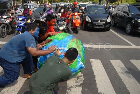 AKSI HARI BUMI ANTARA Foto