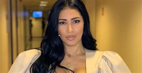De lingerie Simaria esbanja corpão no espelho e choca famosas beleza