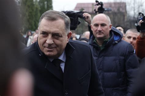 Dodik Nasmijan Stigao U Sud Bih Do Ekali Ga Aplauzi Boraca Iz Rs