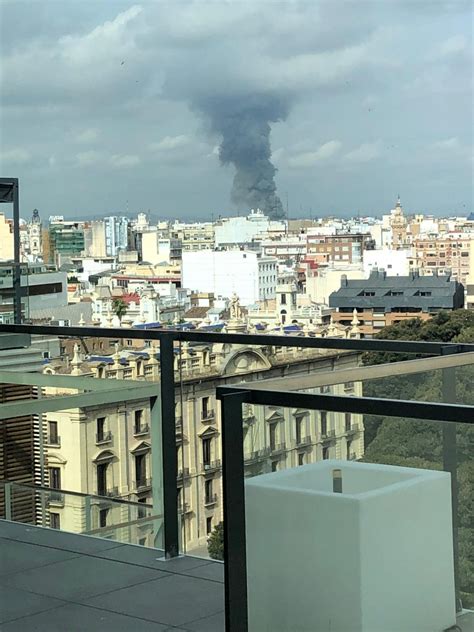 Incendio Una Gran Columna De Humo Visible Desde El Centro De Valencia