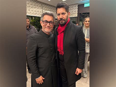 Aamir Khan Flaunts Salt Pepper Look Poses With Jasbir Jassi In Rare