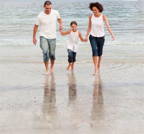 Familia Extensa Que Recorre En La Playa Imagen De Archivo Imagen De