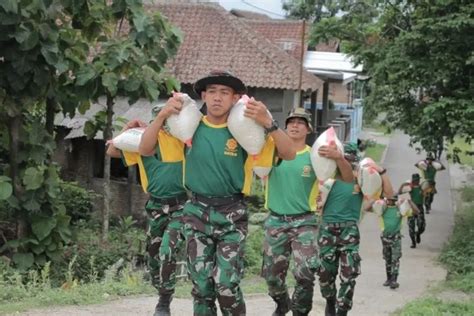 Hadir Di Tengah Korban Banjir Bengawan Solo Yonif Mr Kostrad Gelar