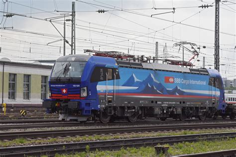 Siemens Vectron 193 529 5 durchfährt den badischen Bahnhof Bahnbilder de