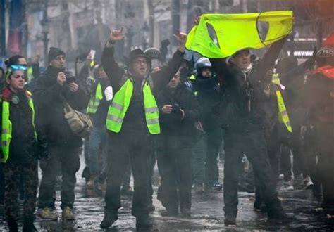 France S Macron Condemns Violent Protesters As Fuel Tax Demonstrations