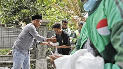 Jumat Berkah Relawan Ganjar Mahfud Berbagi Untuk Ojol Di Mataram