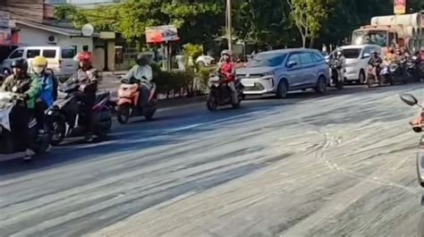 Belasan Motor Jatuh Di Jalan Jendral Sudirman Diduga Akibat Ceceran Oli