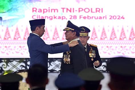 Momen Jokowi Sematkan Pangkat Jenderal Tni Kehormatan Ke Prabowo