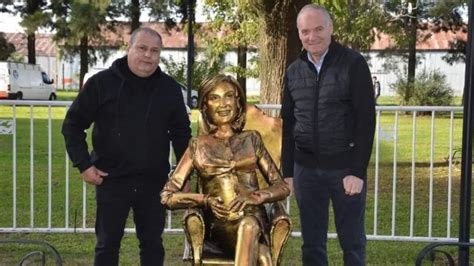 Polémica en Villa Cañas por la estatua de Mirtha Legrand Perfil