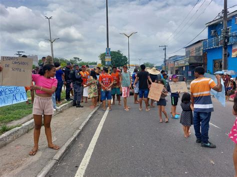 Moradores de área alagada pela chuva protestam e trânsito é afetado na