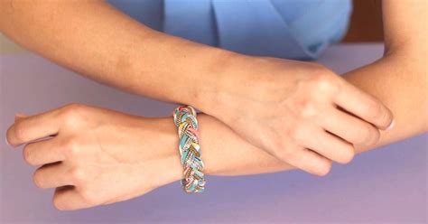 Heres How To Easily Clasp A Bracelet By Yourself