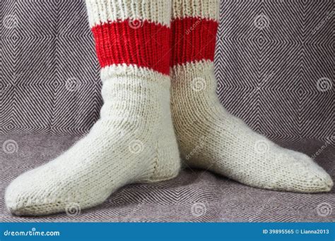 Jambes Dans Des Chaussettes Rouges Et Blanches Image Stock Image Du