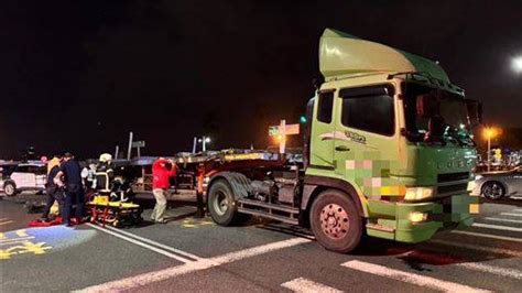 快訊／又見死亡車禍！聯結車「右轉直衝」撞上機車 女騎士送醫不治 三立新聞網 Line Today