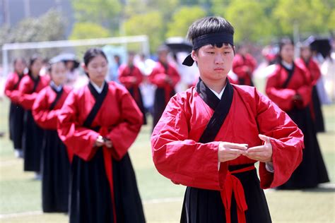 豫高校大学生举办汉服集体成人“冠笄之礼”