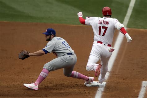 大谷翔平、バウアーから技あり遊撃内野安打 ピンク色のバットとスパイク Mlb写真ニュース 日刊スポーツ