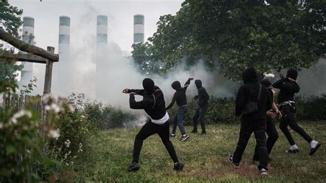 Confrontos Violentos Escalam Em Fran A Na Terceira Noite De Protestos