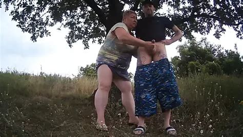 Reife MILF sitzt im Auto und fingert öffentlich meinen Schwanz am Straßenrand vor dem Abspritzen